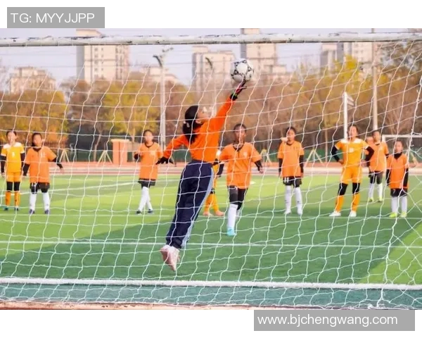 足球与上帝的对话：信仰激情与梦想交织的绿茵场景